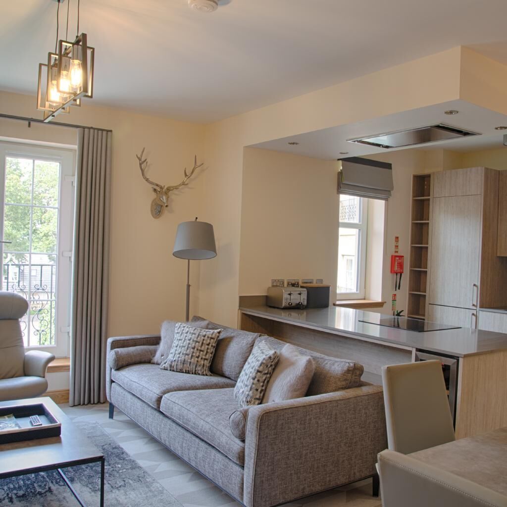 Apt 7 lounge