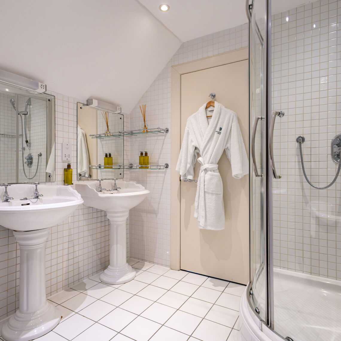 RDG Ross Suite Bathroom2